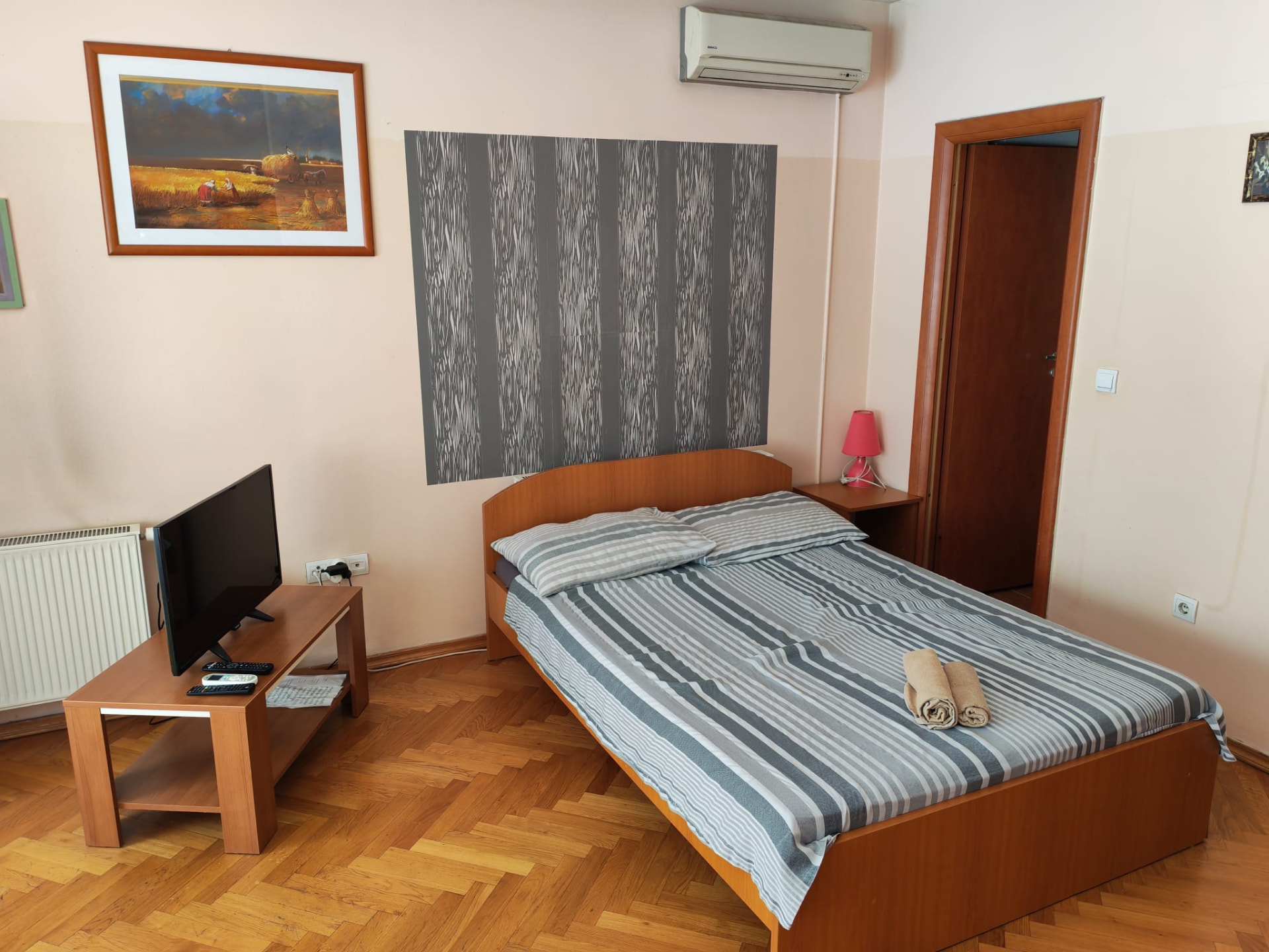 Studio apartman 2 — spavaći prostor s bračnim krevetom