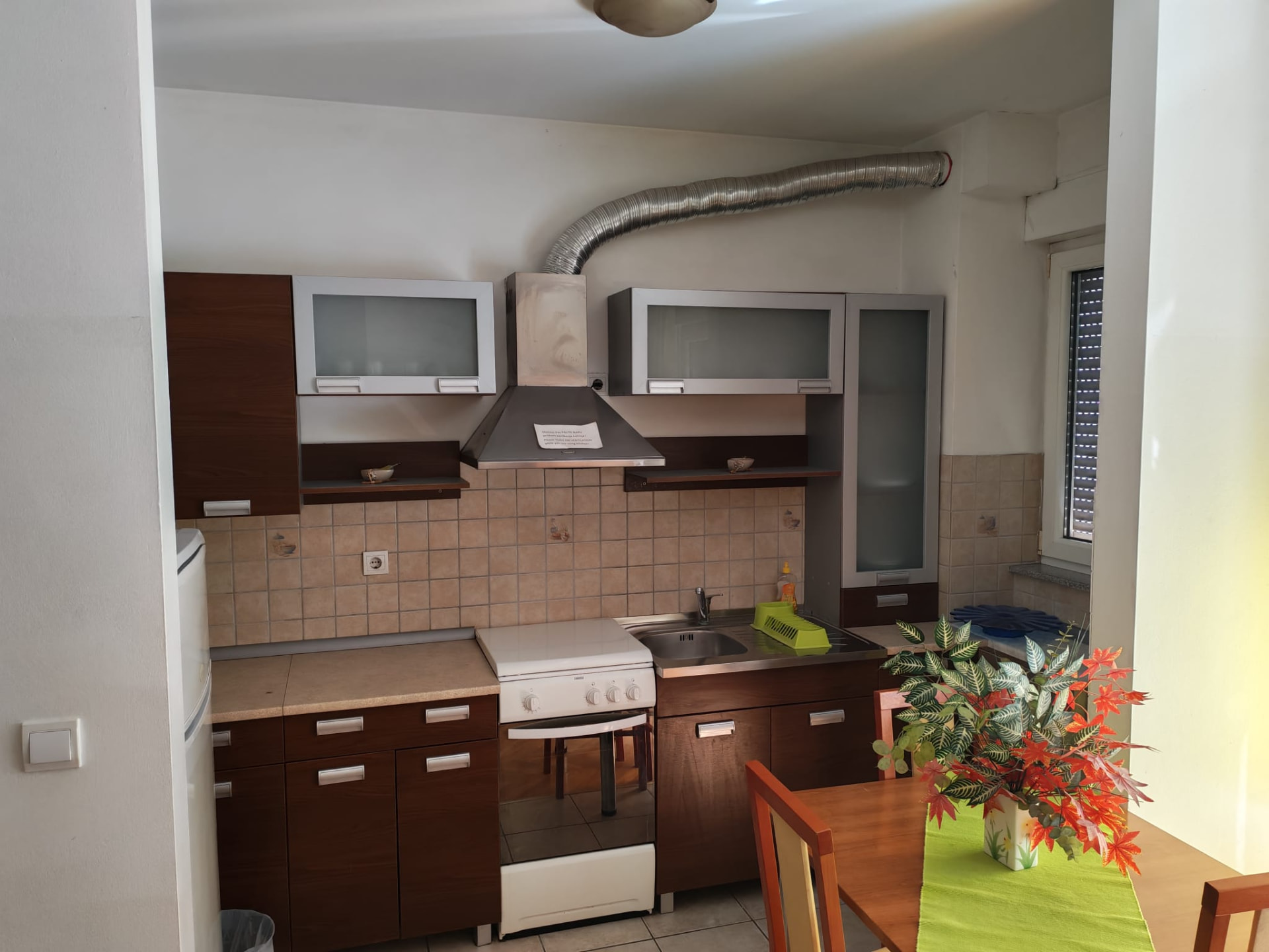Studio apartman 3 — kuhinja s blagovaonskim stolom