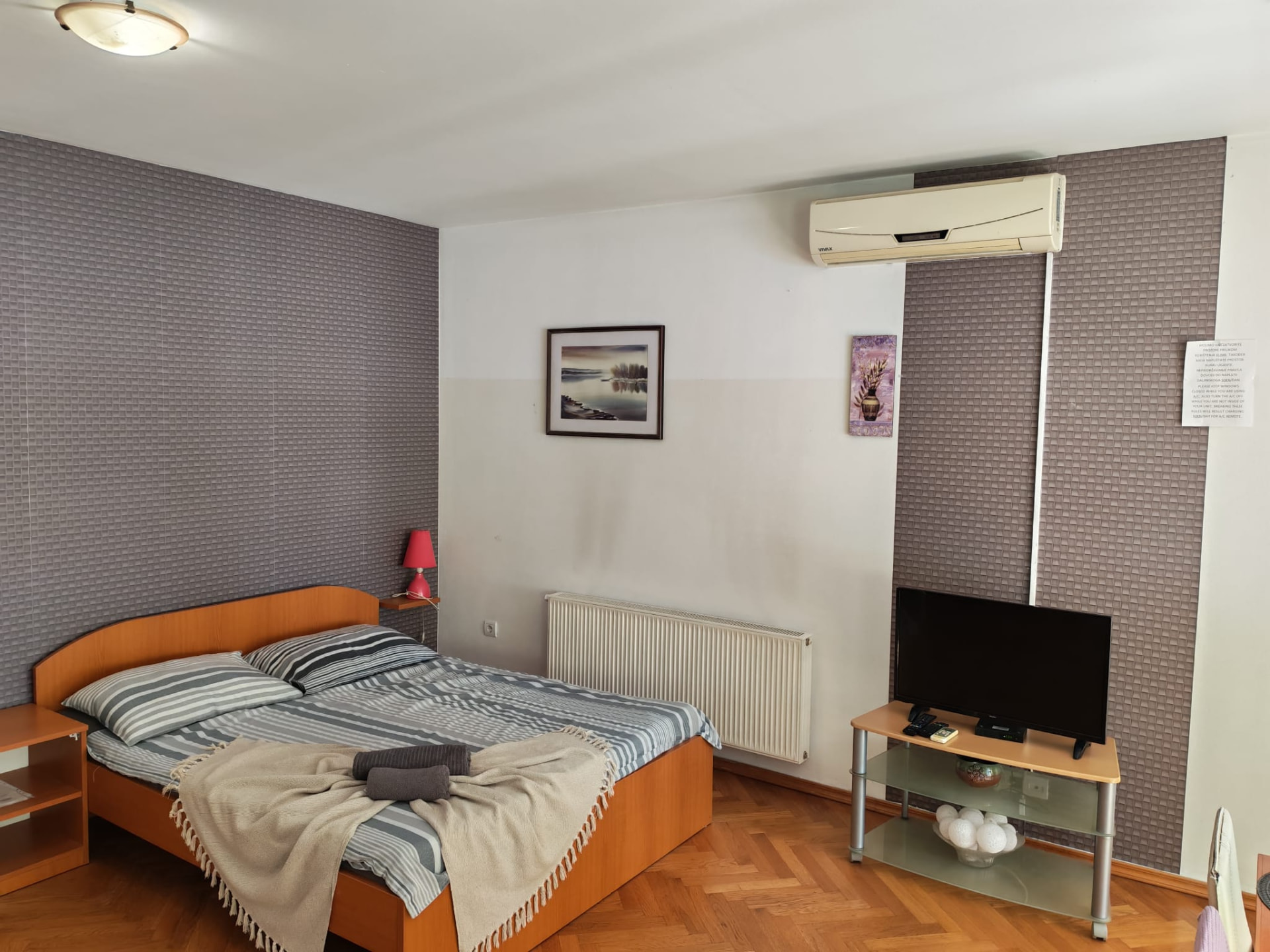 Studio apartman 1 — bračni krevet, TV i klima