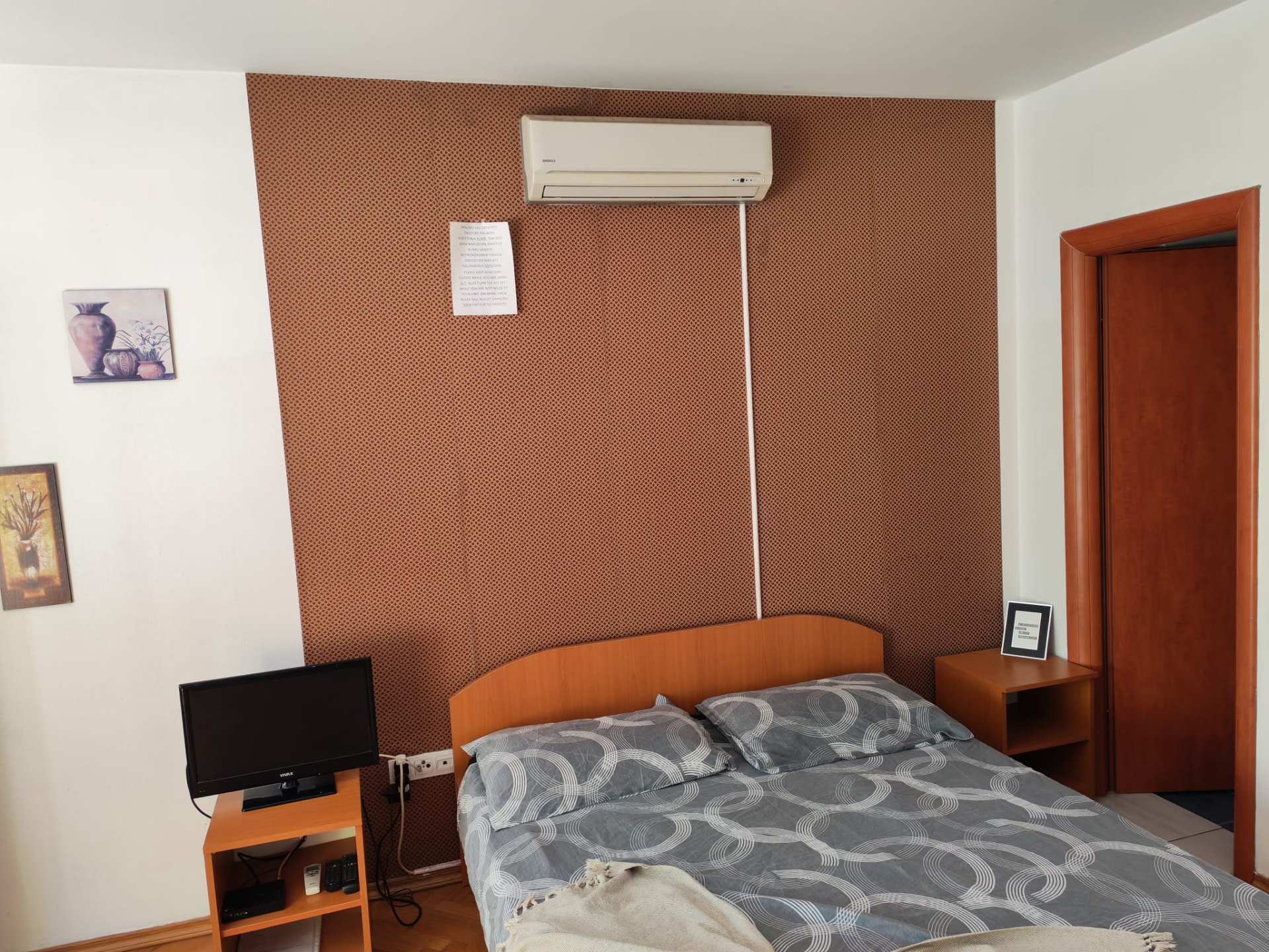 Studio apartman 3 — spavaći prostor s bračnim krevetom i TV-om