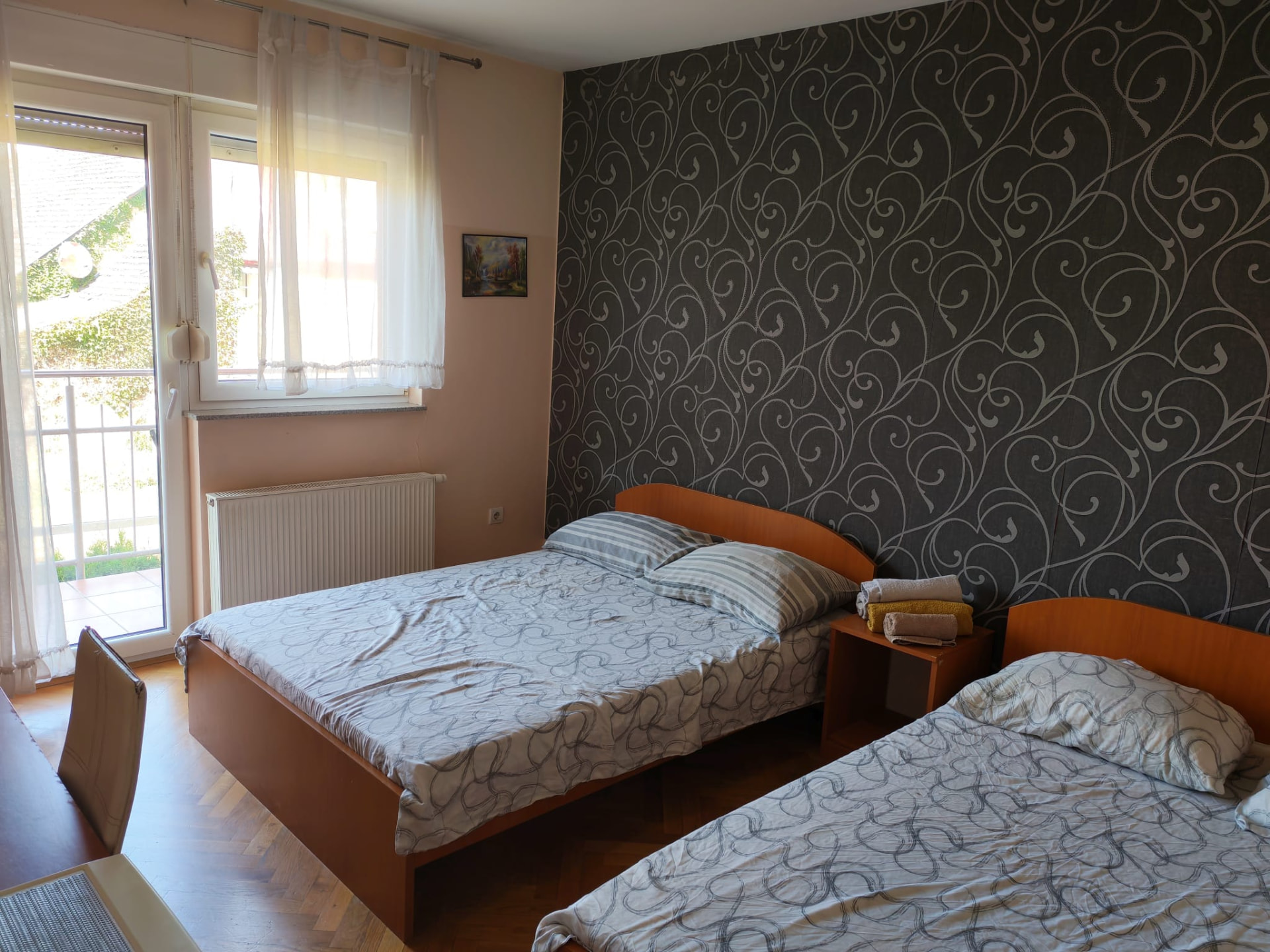 Soba 3 — dva kreveta i balkon
