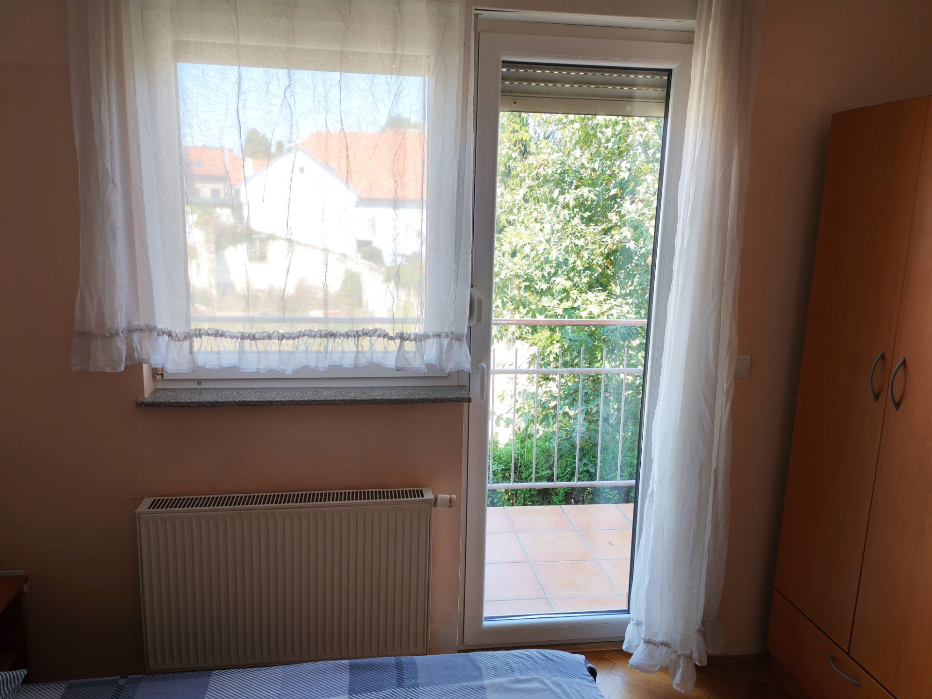 Soba 4 — izlaz na balkon i pogled na zelenilo