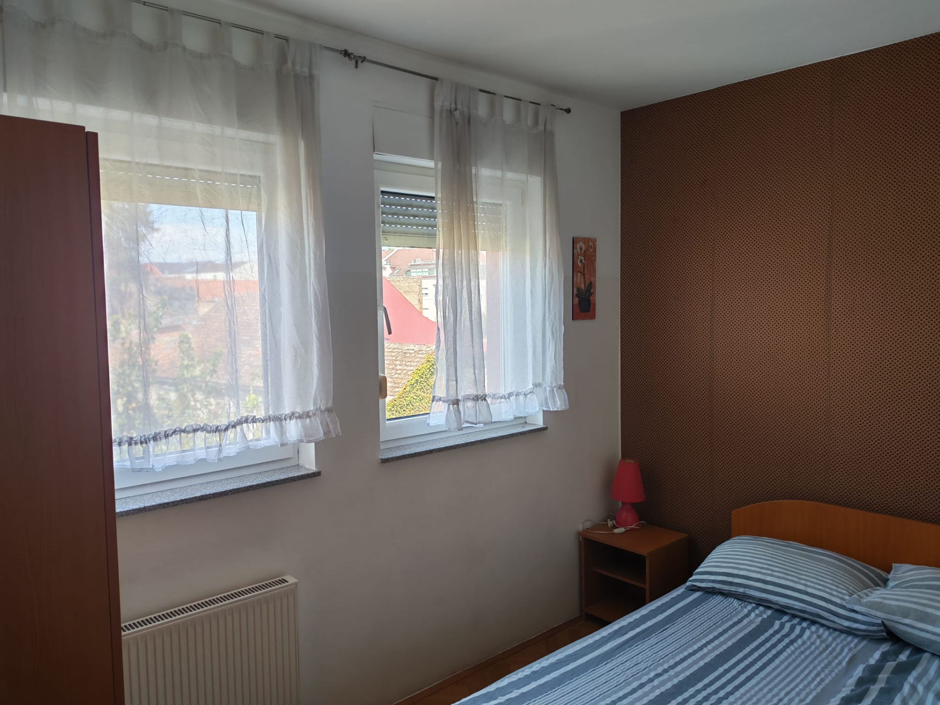 Soba 5 — prozori s pogledom na grad