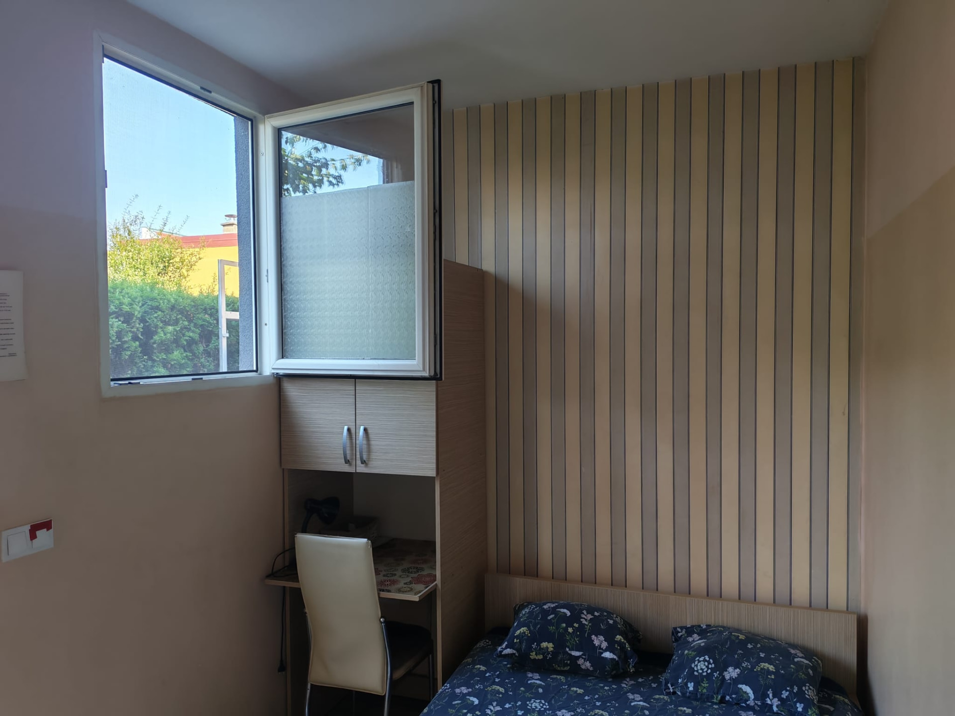 Sobe 7 i 8 — krevet i radni stol uz prozor