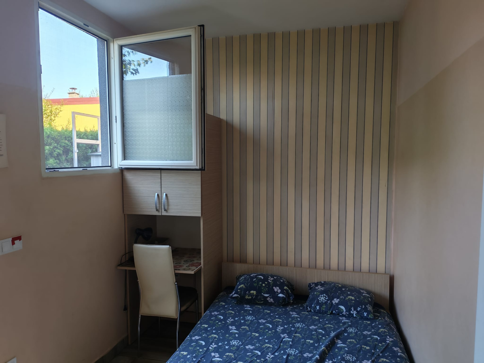 Sobe 7 i 8 — krevet, radni kutak i prozor