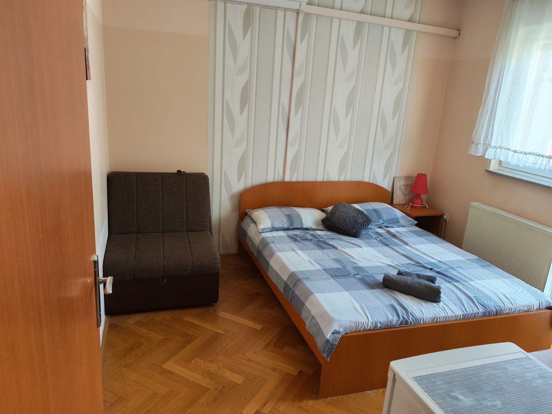 Soba 4 — bračni krevet i fotelja na razvlačenje