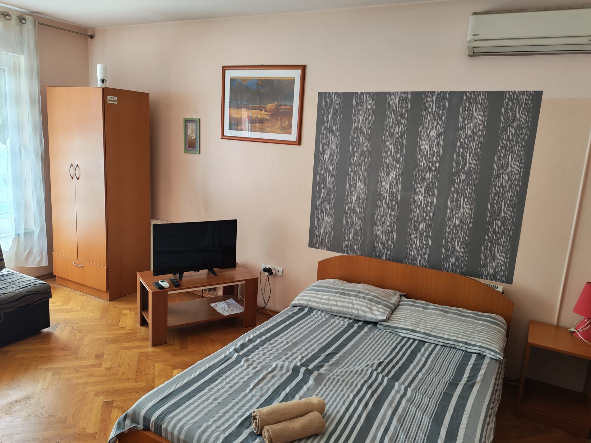 Studio apartman 2 — dnevni prostor s TV-om i ormarom